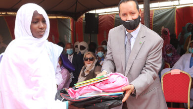 Photo de La municipalité distribue, pour la deuxième année, des uniformes scolaires, des sacs à outils et des manuels scolaires