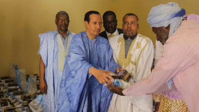 Photo de La Mairie de Tevragh Zeina distribue des paniers alimentaires à des dizaines de familles pauvres