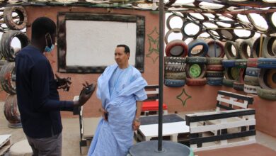 Photo de Le Maire Taleb Ould El Mahjoub  s’enquiert des efforts et des activités déployés par l’ONG « Essalamou Aleykoum » en vue de porter la candidature de la Commune de Tevragh  Zeina, comme ville innovante