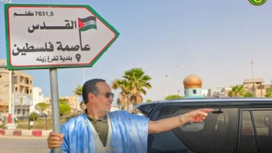 Photo de LA MAIRIE DE TEVRAGH-ZEINA INSTALLE UNE PLAQUE INDIQUANT LA DIRECTION D’EL QODS ET SA DISTANCE   