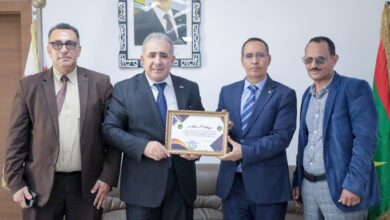 صورة عمدة بلدية تفرغ زينة يكرم السفير الفلسطيني بعد انتهاء مهامه