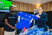 صورة بلدية تفرغ زينة توزع معدات رياضية على الأندية في الأحياء