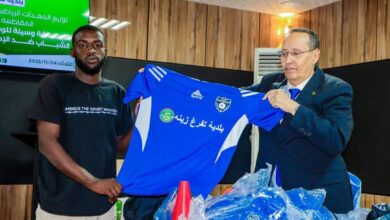 صورة بلدية تفرغ زينة توزع معدات رياضية على الأندية في الأحياء