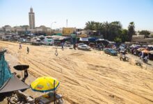 صورة بلدية تفرغ زينة تقوم بإزالة الأوساخ في موقع السيارات قرب سوق مسجد المغرب