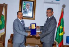 صورة عمدة بلدية تفرغ زينه يتسلم درعا تكريميا من نقابة الصحفيين الموريتانيين