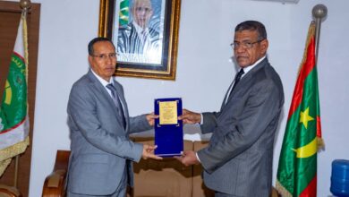 صورة عمدة بلدية تفرغ زينه يتسلم درعا تكريميا من نقابة الصحفيين الموريتانيين