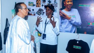 صورة عمدة بلدية تفرغ زينة يزور معارض للتراث والصناعة التقليدية