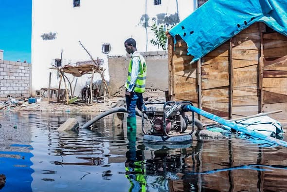 فرق وآليات بلدية تفرغ زينة تواصل التدخل لشفط المياه عن المنازل المتضررة من الأمطار
